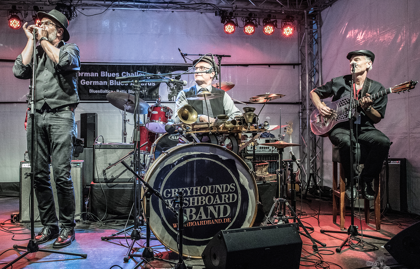 verweist auf: Unsere Tipps für den "Entdeckertag" in Hannover Foto von der dreiköpfigen Greyhound's Washboard Band, Mundharmonika, Schlagzeug und Gitarre, beim Musizieren. (verweist auf: Unsere Tipps für den "Entdeckertag" in Hannover)