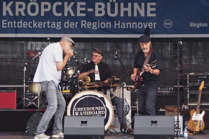 verweist auf: Der Entdeckertag der Region in Hannover, die ZAV und ein Finale furioso Drei Musiker der Greyhound's Washboard Band auf der Kröpcke-Bühne. (verweist auf: Der Entdeckertag der Region in Hannover, die ZAV und ein Finale furioso)