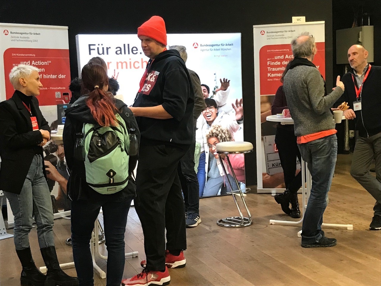 Gespräche am Stand der ZAV-Künstlervermittlung zum Academy-Day (Quelle: ZAV-Künstlervermittlung.) Gespräche am Stand der ZAV-Künstlervermittlung zum Academy-Day