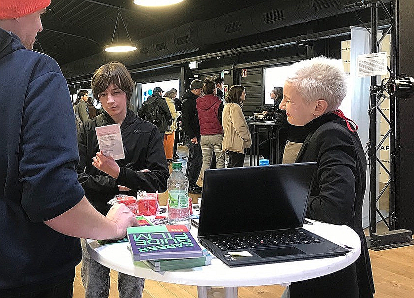 Beratung eines Schülers am Stand. (Quelle: ZAV-Künstlervermittlung) Beratung eines Schülers am Stand.
