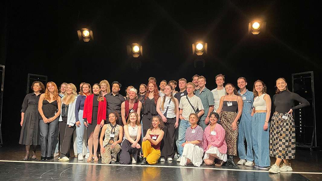 Gruppenfoto der Europäischen Musical-Absolvent*innenpräsentation 2025. (Quelle: ZAV-Künstlervermittlung)  Gruppenfoto der Europäischen Musical-Absolvent*innenpräsentation 2025.