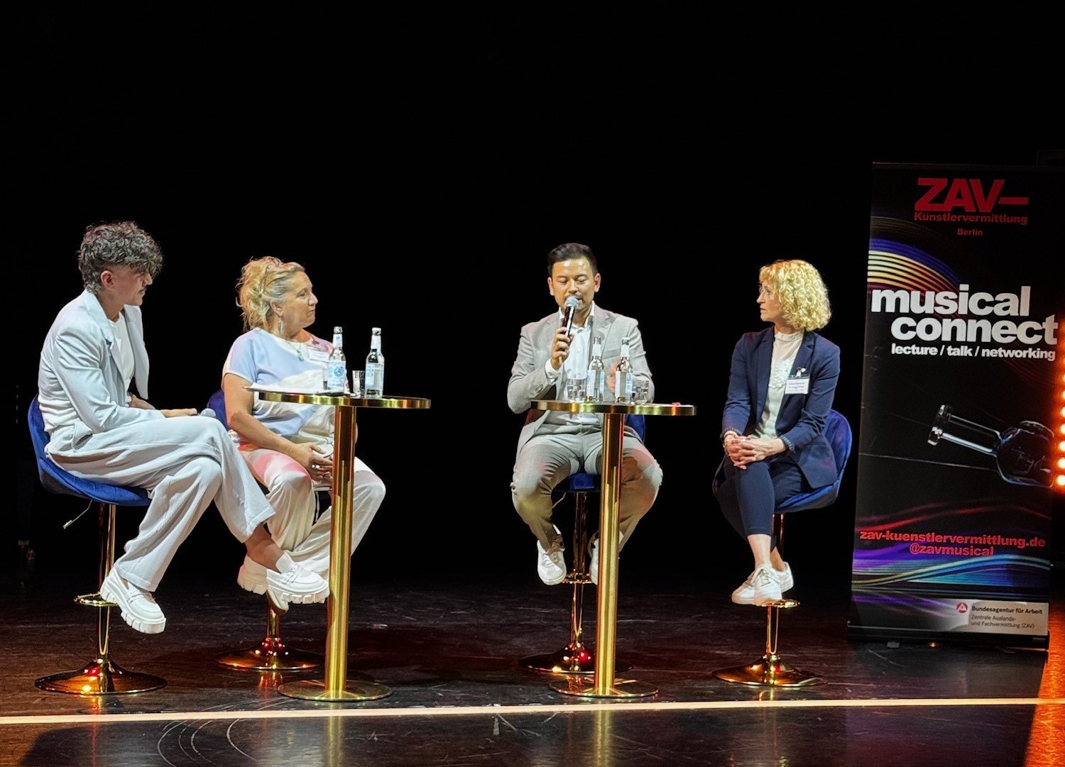 Foto mit Teilnehmenden an der Panel-Diskussion. (Quelle: ZAV-Künstlervermittlung) Foto mit Teilnehmenden an der Panel-Diskussion.