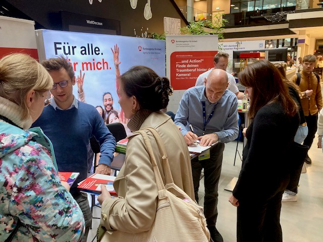 Besucher*innen beim Stand der ZAV bei den Medientagen in München (Quelle: ZAV-Künstlervermittlung) Besucher*innen beim Stand der ZAV bei den Medientagen in München