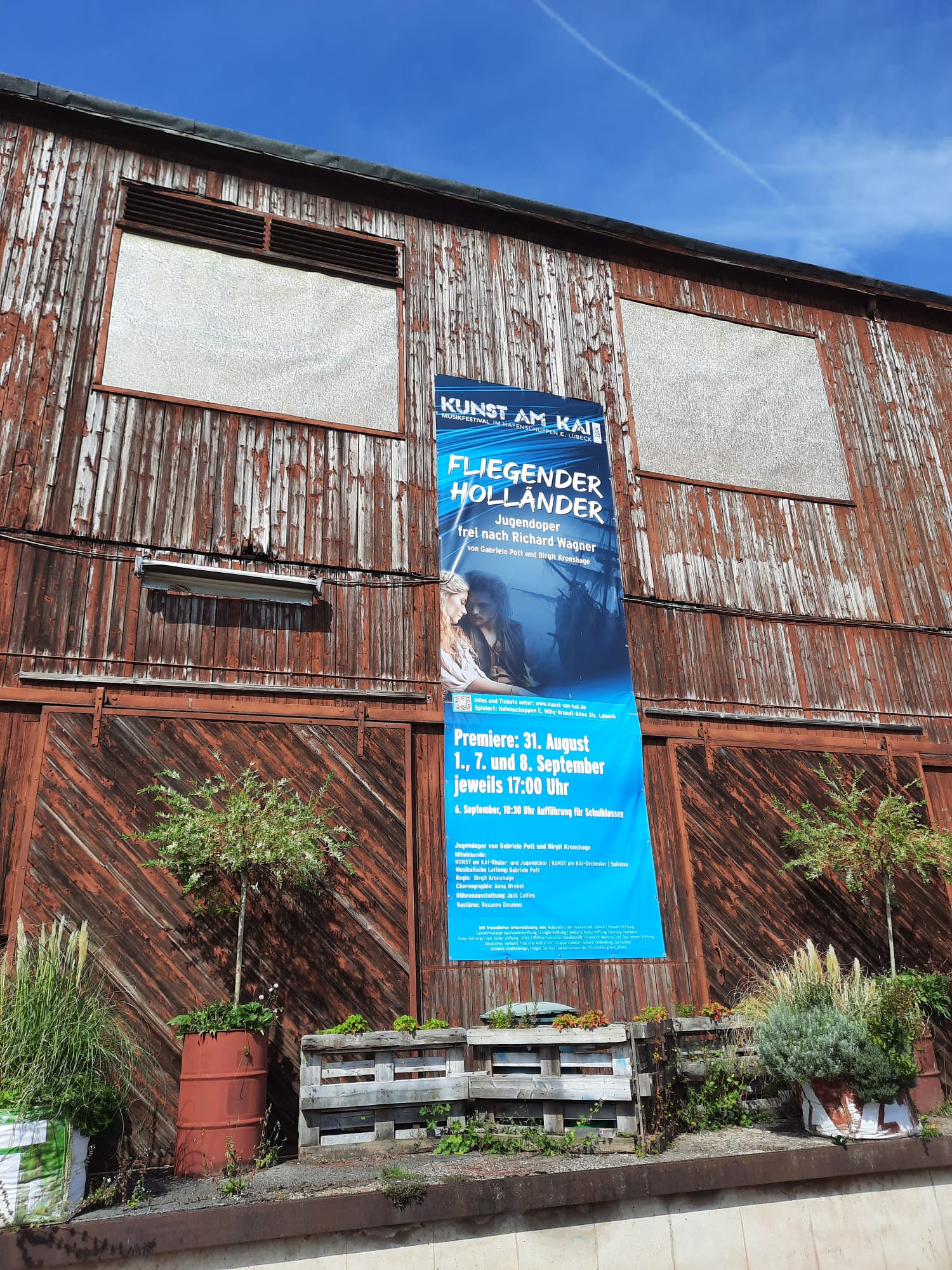 verweist auf: Kunst am Kai – und die ZAV dabei! Das bild zeigt den alten Hafenshuppen (verweist auf: Kunst am Kai – und die ZAV dabei!)