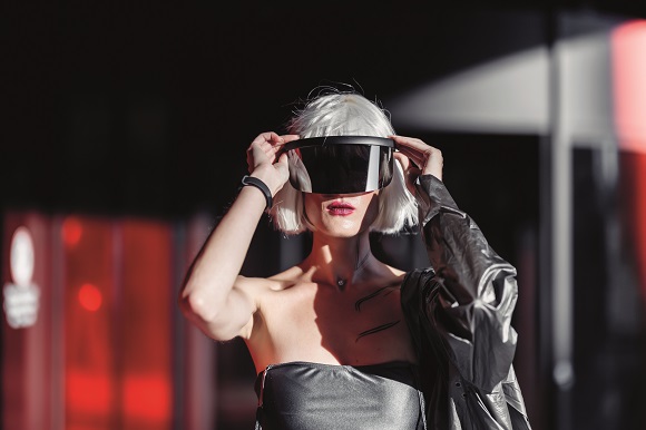 verweist auf: Aktuelles zu Digital Performing Arts Das Bild zeigt eine Frau, die eine VR-Brille trägt (verweist auf: Aktuelles zu Digital Performing Arts)