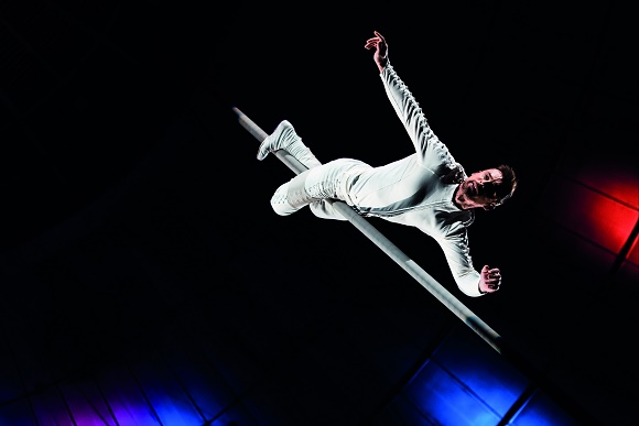 Das Foto zeigt einen Pole Artist (Quelle: PantherMedia) Das Foto zeigt einen Pole Artist