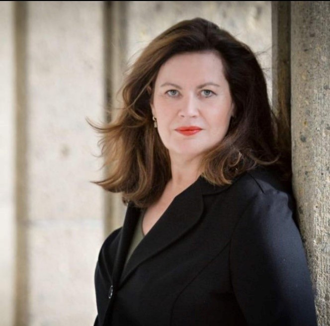 verweist auf: Perspektivwechsel Das bild zeigt Frau Anja Firmenich (verweist auf: Perspektivwechsel)